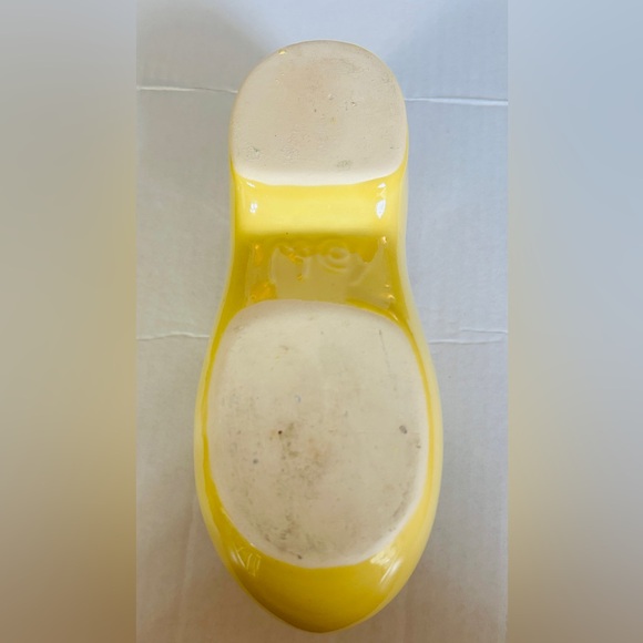 Vintage McCoy Pottery Dutch shoe with rose & leaves. Color is bright & complete. - Picture 5 of 7